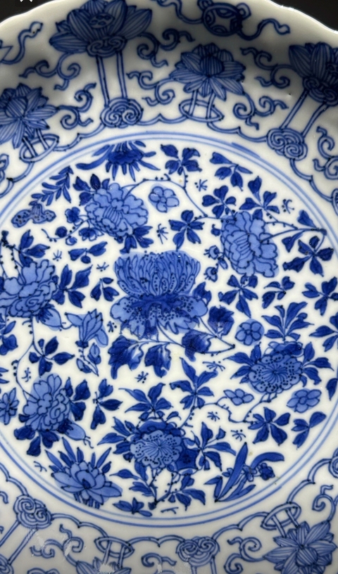 古玩陶瓷花卉紋青花盤真品鑒賞圖