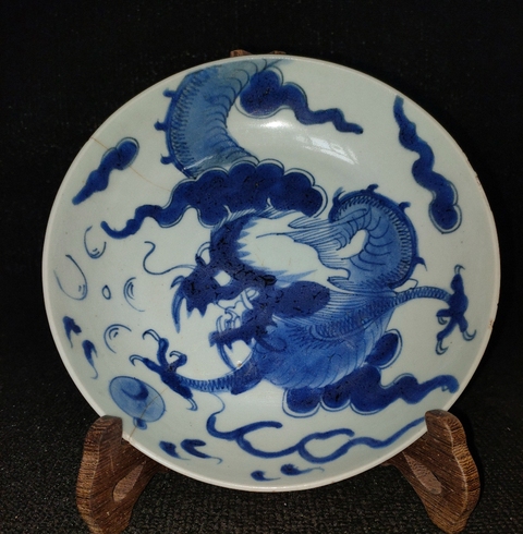 古玩陶瓷過墻龍紋青花盤真品鑒賞圖
