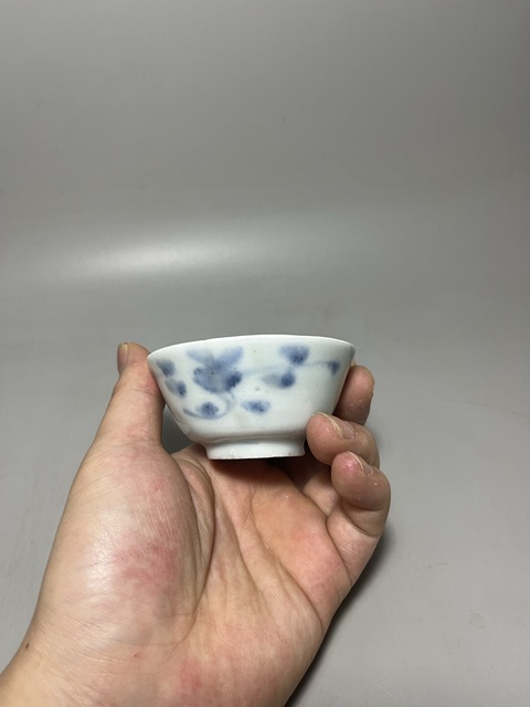 古玩陶瓷青花花卉紋杯真品鑒賞圖