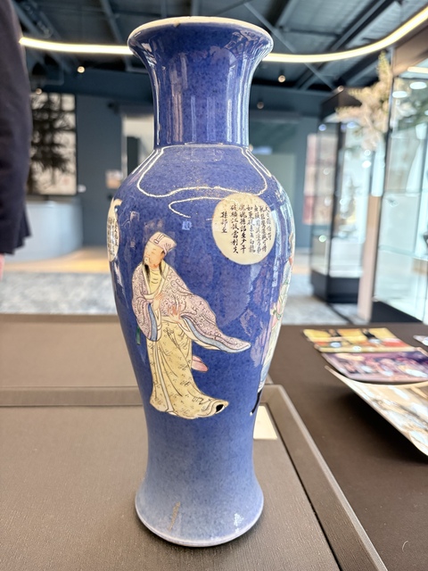 古玩陶瓷灑藍開光粉彩無雙譜人物觀音瓶真品鑒賞圖