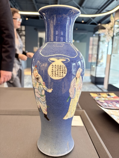 古玩陶瓷灑藍開光粉彩無雙譜人物觀音瓶真品鑒賞圖