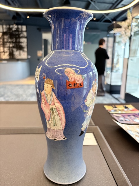 古玩陶瓷灑藍開光粉彩無雙譜人物觀音瓶真品鑒賞圖