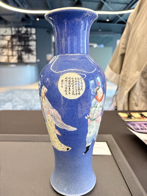 古玩陶瓷灑藍開光粉彩無雙譜人物觀音瓶真品鑒賞圖