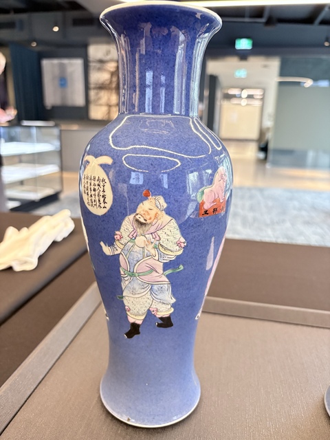 古玩陶瓷灑藍開光粉彩無雙譜人物觀音瓶真品鑒賞圖