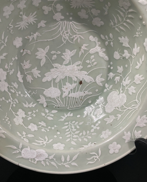 古玩陶瓷豆青釉堆白花卉紋凈手盆真品鑒賞圖