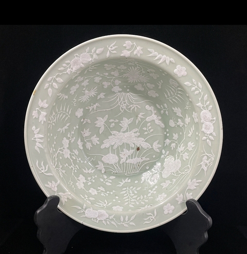 古玩陶瓷豆青釉堆白花卉紋凈手盆真品鑒賞圖