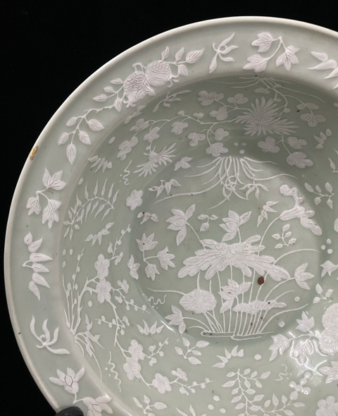 古玩陶瓷豆青釉堆白花卉紋凈手盆真品鑒賞圖