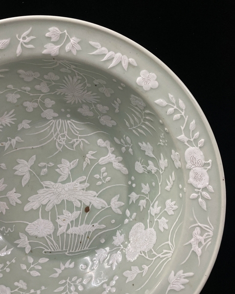 古玩陶瓷豆青釉堆白花卉紋凈手盆真品鑒賞圖
