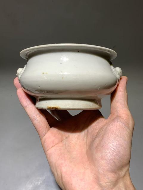 古玩陶瓷德化窯白釉雙鋪首圈足香爐真品鑒賞圖