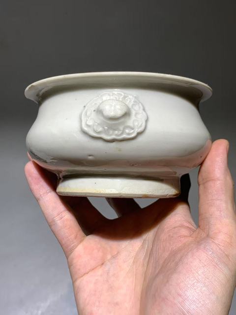 古玩陶瓷德化窯白釉雙鋪首圈足香爐真品鑒賞圖