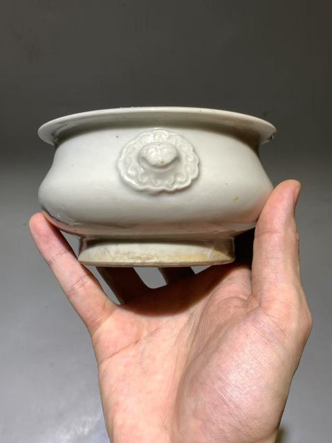 古玩陶瓷德化窯白釉雙鋪首圈足香爐真品鑒賞圖