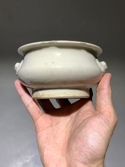古玩陶瓷德化窯白釉雙鋪首圈足香爐真品鑒賞圖