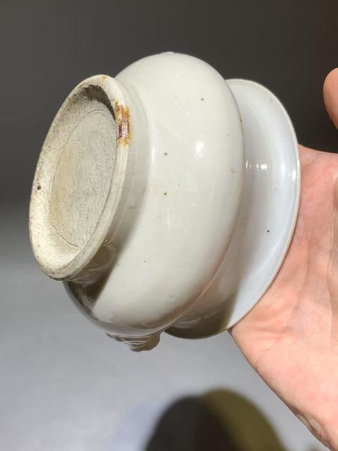 古玩陶瓷德化窯白釉雙鋪首圈足香爐真品鑒賞圖