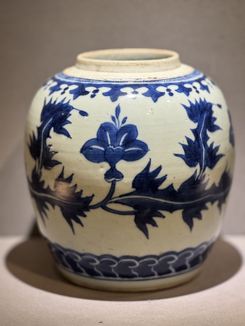 古玩陶瓷青花花卉紋罐真品鑒賞圖