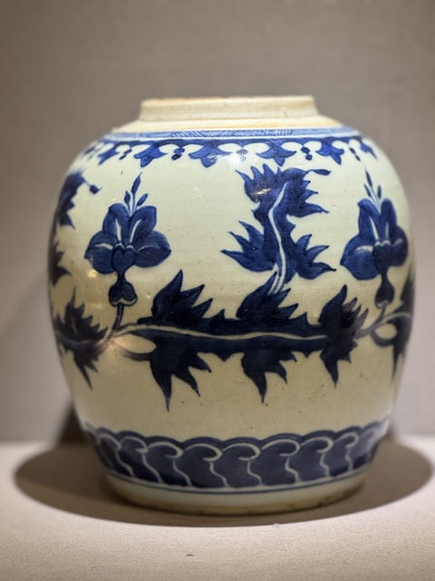 古玩陶瓷青花花卉紋罐真品鑒賞圖