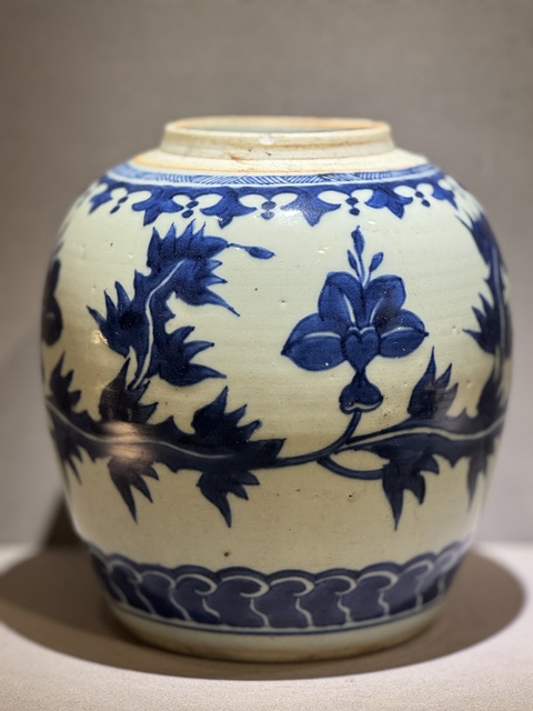 古玩陶瓷青花花卉紋罐真品鑒賞圖
