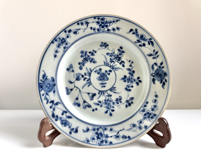 古玩陶瓷花卉紋青花盤真品鑒賞圖