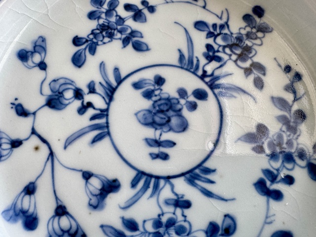 古玩陶瓷花卉紋青花盤真品鑒賞圖