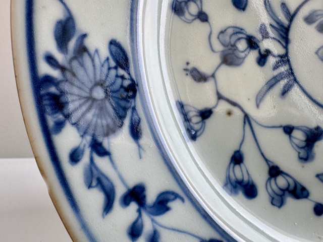 古玩陶瓷花卉紋青花盤真品鑒賞圖