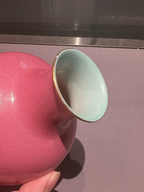 古玩陶瓷胭脂紅粉彩瓶真品鑒賞圖