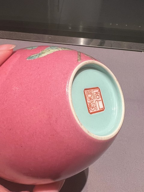 古玩陶瓷胭脂紅粉彩瓶真品鑒賞圖