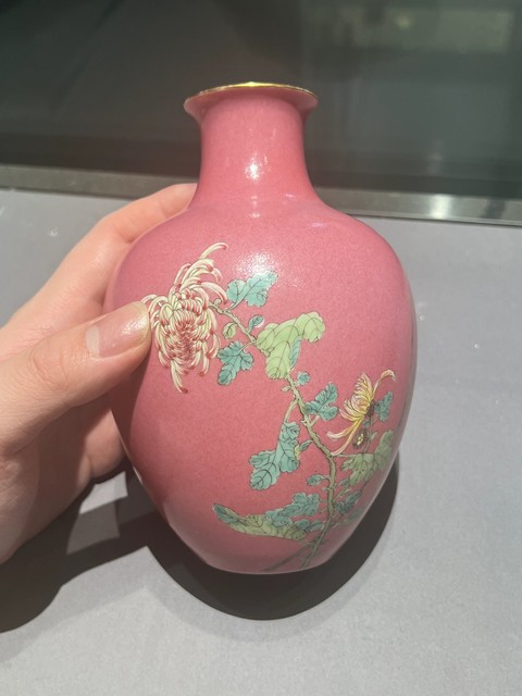 古玩陶瓷胭脂紅粉彩瓶真品鑒賞圖