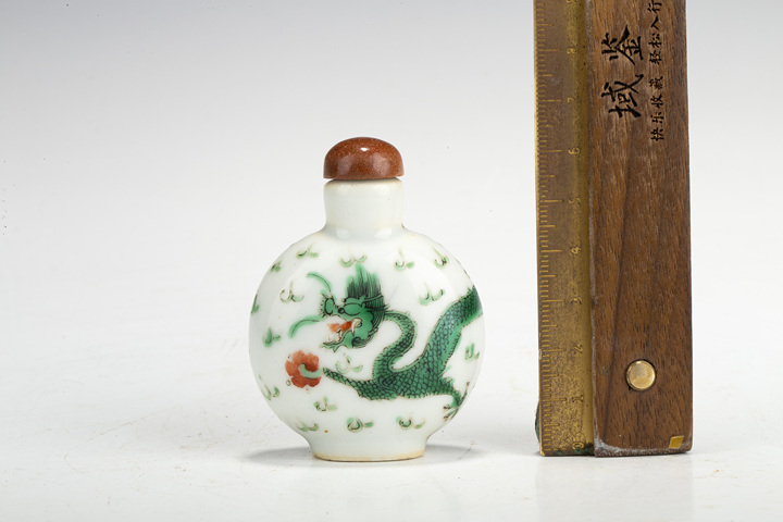 古玩陶瓷清晚·五彩云龍紋鼻煙壺真品鑒賞圖