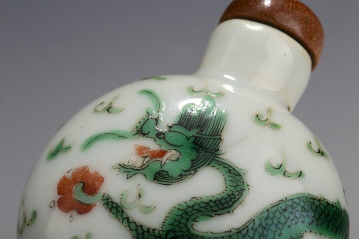 古玩陶瓷清晚·五彩云龍紋鼻煙壺真品鑒賞圖