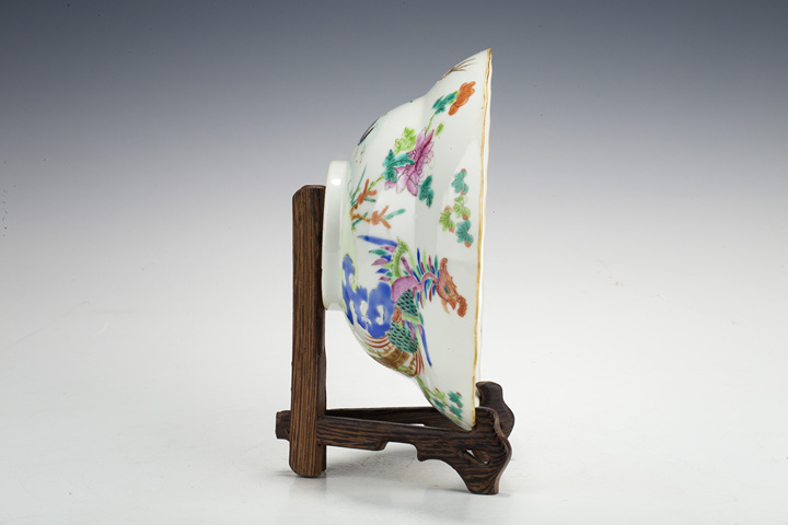 古玩陶瓷清同治·粉彩五倫圖折腰花口碗真品鑒賞圖