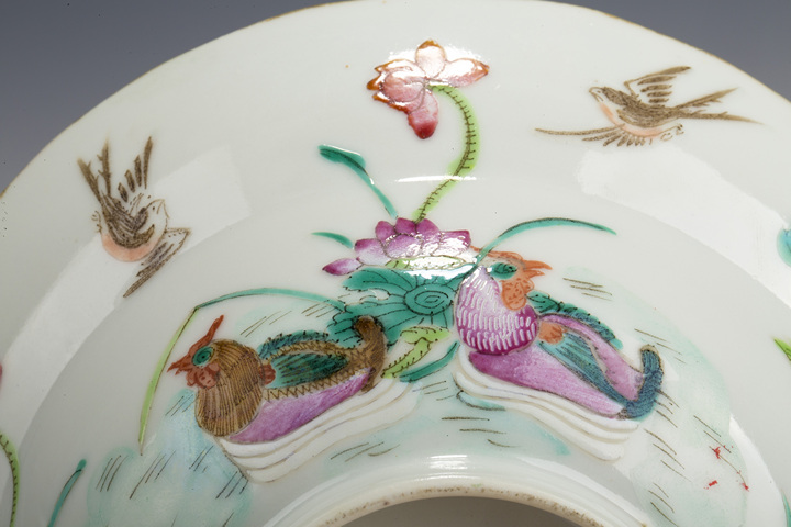 古玩陶瓷清同治·粉彩五倫圖折腰花口碗真品鑒賞圖