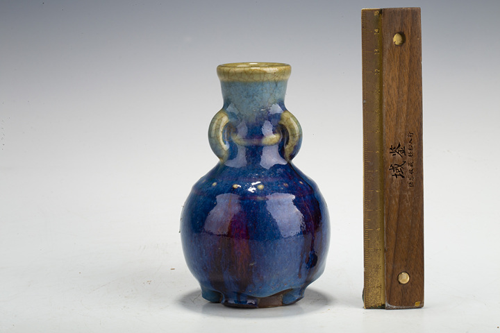 古玩陶瓷清中晚·窯變釉乳釘三耳小瓶真品鑒賞圖