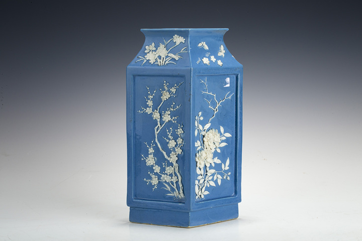 古玩陶瓷清晚·天藍釉雕瓷花卉紋菱形瓶真品鑒賞圖