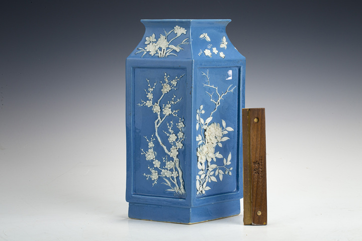 古玩陶瓷清晚·天藍釉雕瓷花卉紋菱形瓶真品鑒賞圖