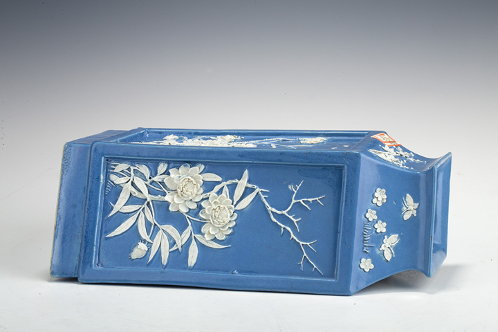 古玩陶瓷清晚·天藍釉雕瓷花卉紋菱形瓶真品鑒賞圖