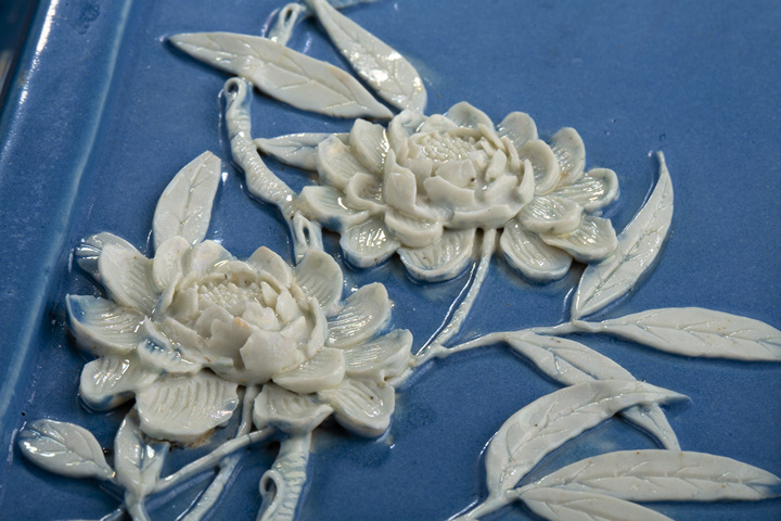 古玩陶瓷清晚·天藍釉雕瓷花卉紋菱形瓶真品鑒賞圖