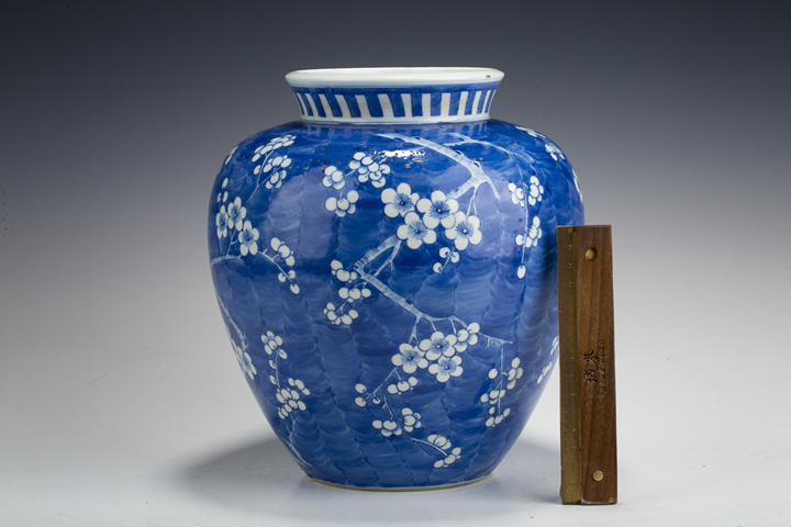 古玩陶瓷清晚·青花冰梅紋大罐真品鑒賞圖