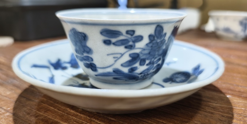 古玩陶瓷花卉紋青花杯盤真品鑒賞圖