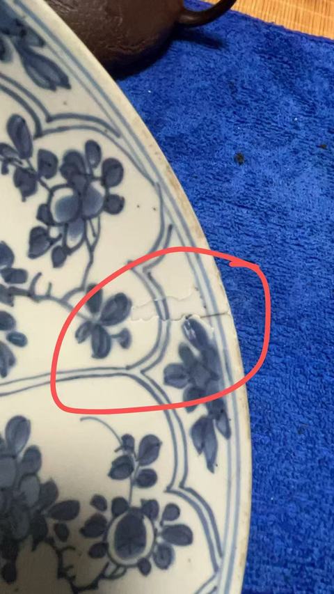 古玩陶瓷花卉紋青花盤真品鑒賞圖