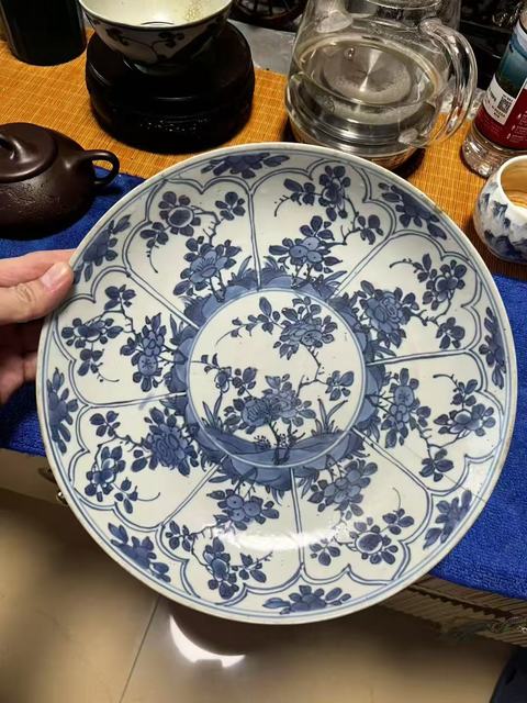 古玩陶瓷花卉紋青花盤真品鑒賞圖