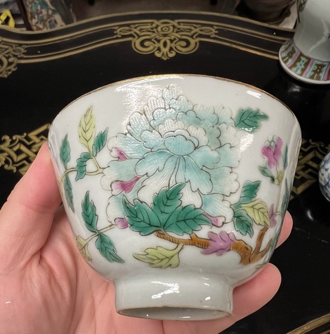 古玩陶瓷粉彩花卉紋茶碗真品鑒賞圖