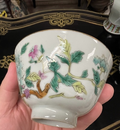 古玩陶瓷粉彩花卉紋茶碗真品鑒賞圖