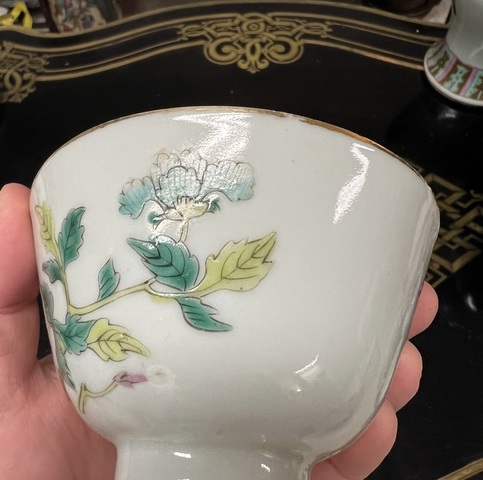 古玩陶瓷粉彩花卉紋茶碗真品鑒賞圖