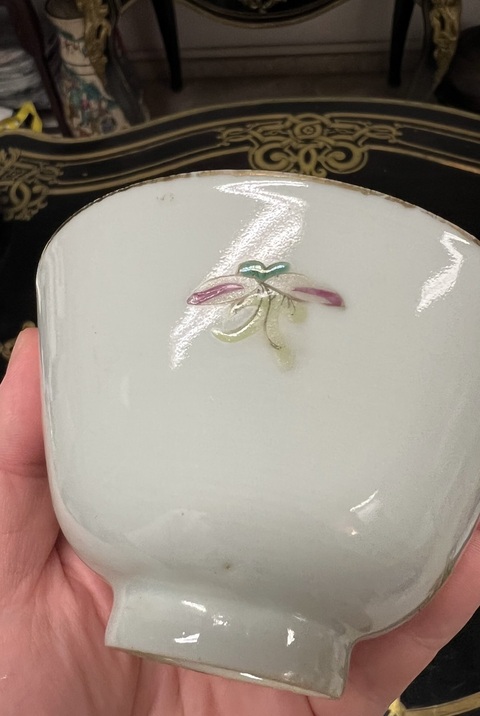 古玩陶瓷粉彩花卉紋茶碗真品鑒賞圖