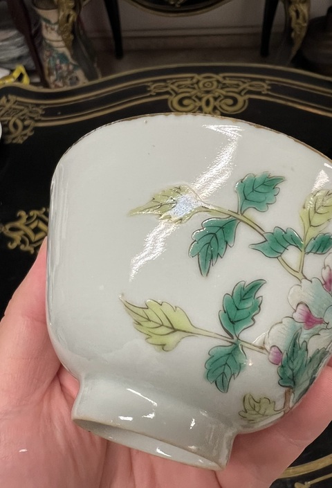 古玩陶瓷粉彩花卉紋茶碗真品鑒賞圖