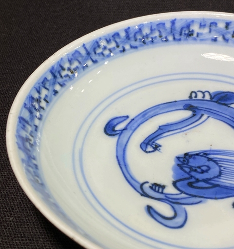 古玩陶瓷摩羯龍紋青花盤真品鑒賞圖