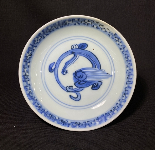 古玩陶瓷摩羯龍紋青花盤真品鑒賞圖