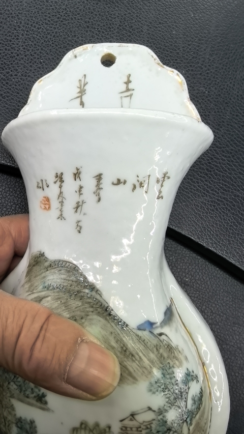 古玩陶瓷淺絳山水紋壁瓶真品鑒賞圖