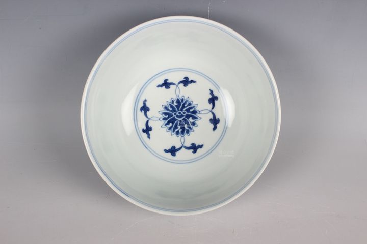 古玩陶瓷青花纏枝花卉碗真品鑒賞圖