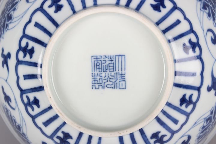 古玩陶瓷青花纏枝花卉碗真品鑒賞圖