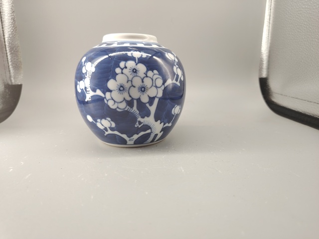 古玩陶瓷青花冰梅圖罐真品鑒賞圖